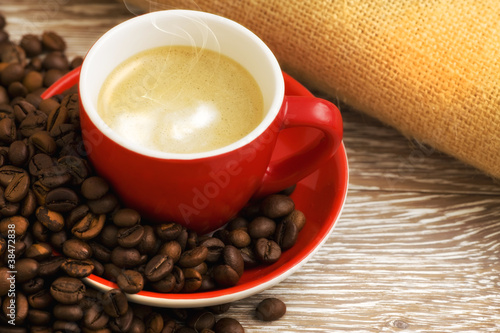 Caffè in tazza rossa e chicchi