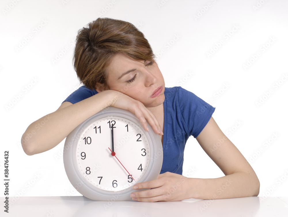 Joven mujer sosteniendo un reloj.