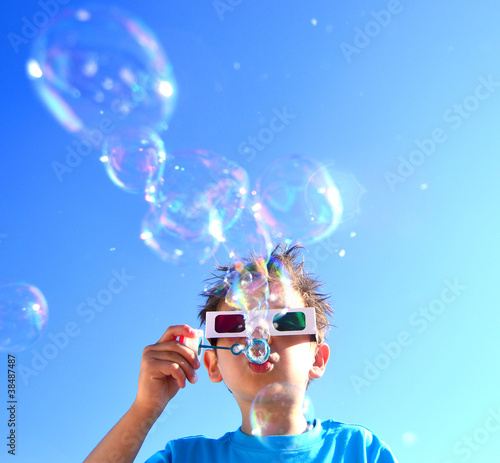 Kind mit 3-D Brille
