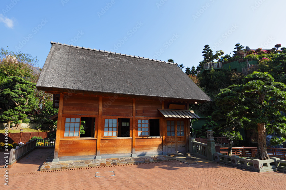 Naklejka premium wooden hut with tree and blue sky