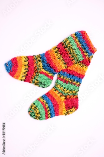 bunte gestrickte Socken für baby freigestellt