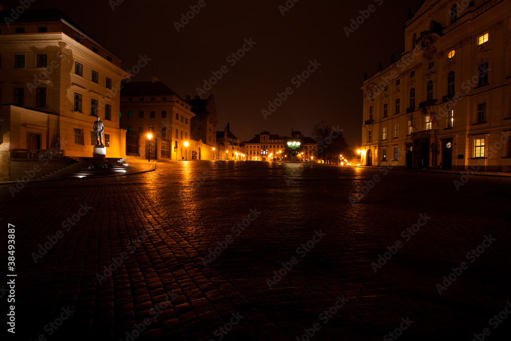 Naklejka premium piękny widok nocy na ulicę w Pradze