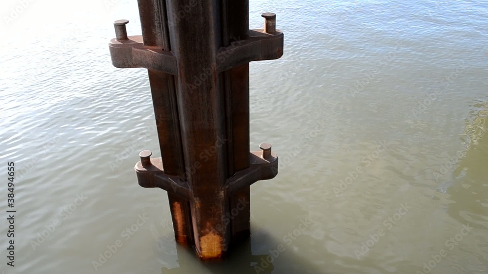 Anlegedalben aus Stahl im Binnenhafen Anlegedalben aus Stahl im Binnenhafen