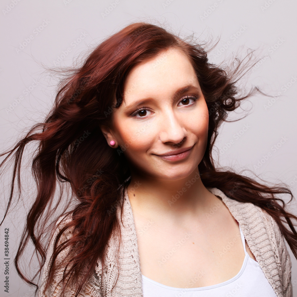 Fototapeta premium junge hübsche frau mit wehenden haaren