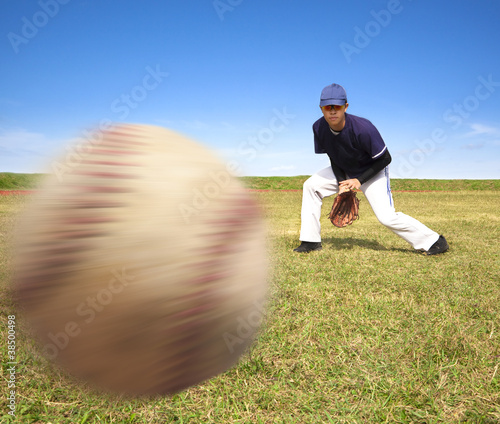 Принти на полотні baseball player ready catching the fast ball