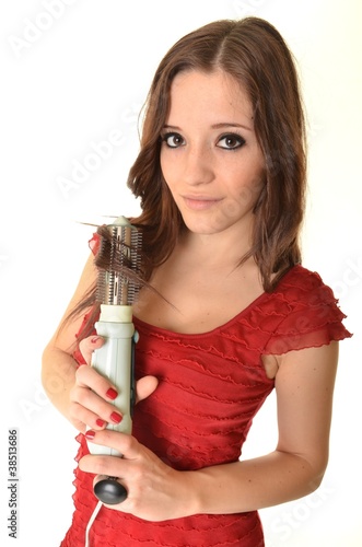 Portrait de belle jeune fille faisant coiffure photo