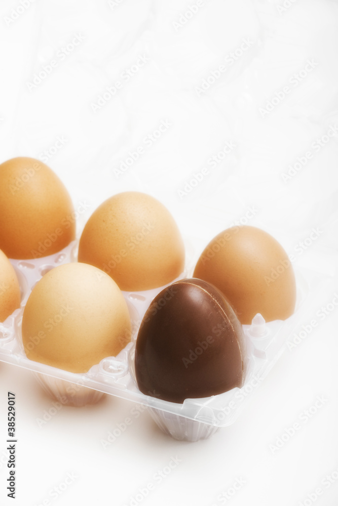 Uova di cioccolato e uova intere Pasqua Uova di cioccolato e uova intere Pasqua