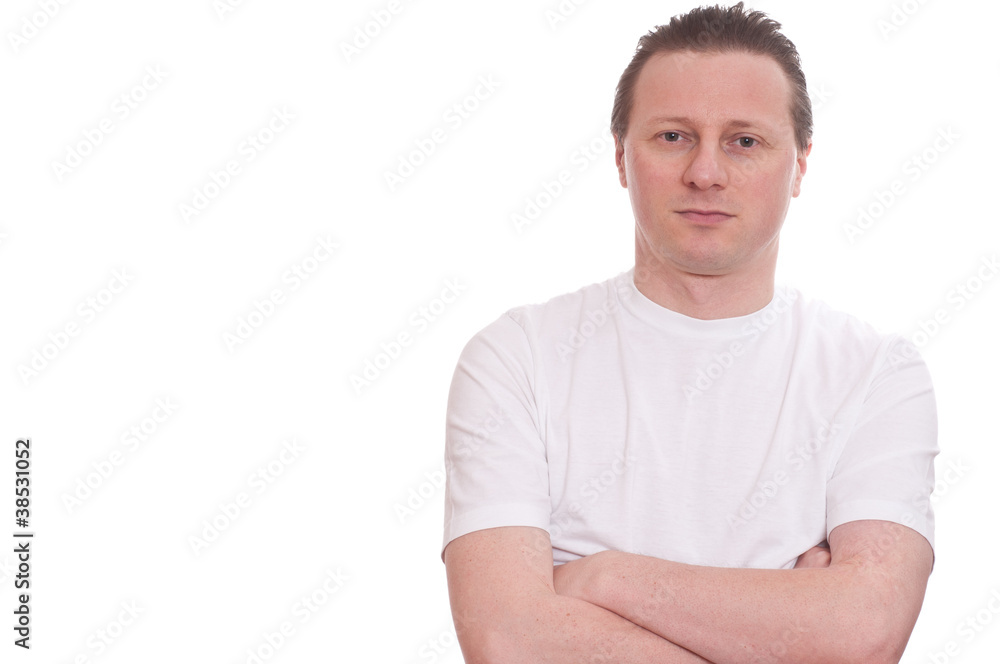 Obraz premium Mann mit verschränkten Armen lächelt