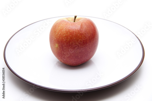 Roter Apfel auf Teller