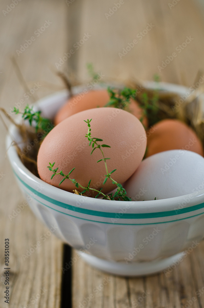 Eier in einer Schale mit Stroh Eier in einer Schale mit Stroh