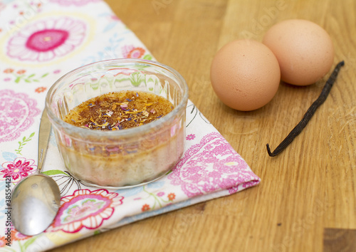 Fotografie crème brûlée à la vanille et aux fleurs
