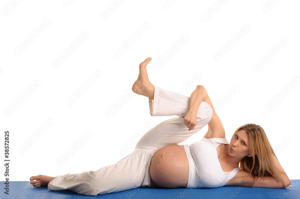 Obraz premium pregnant woman lying down and practicing yoga
