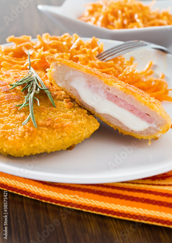Canvas-taulu Chicken cordon bleu with grated carrots.
