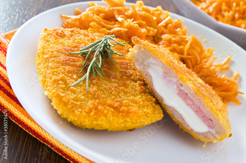Photos Chicken cordon bleu with grated carrots.