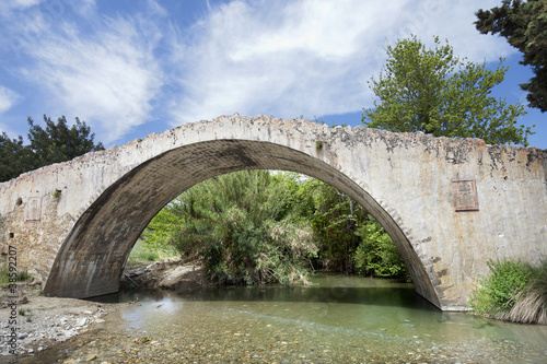 Puente veneciano sobre el Kourtaliotis (Creta,Grecia)