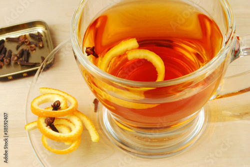 Erfrischende Tasse Tee mit Gewürzen; Orangenschale, Nelken
