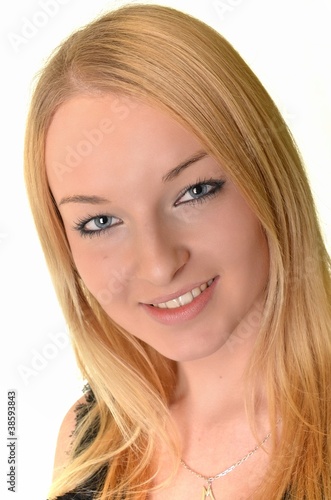 Belle heureux portrait d'une jeune femme blonde adultes