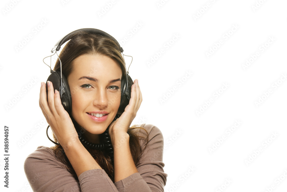 glückliche junge frau hört musik auf weissem hintergrund glückliche junge frau hört musik auf weissem hintergrund