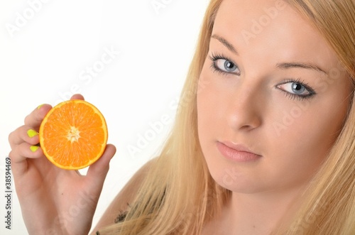 jeune femme avec l'orange dans la main