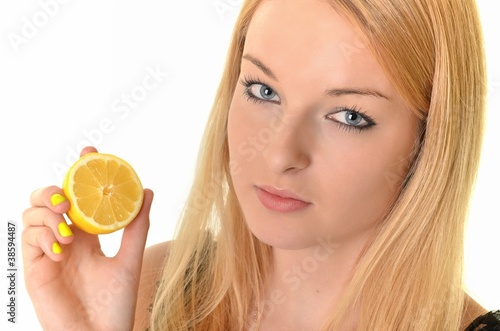 Jeune femme de beauté avec du citron à part