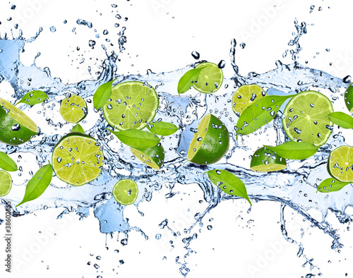 Tela Fresh limes in water splash,isolated on white background
