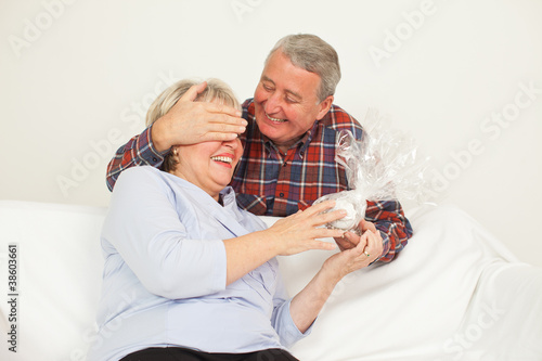 Senior gib seniorin eine geschenk