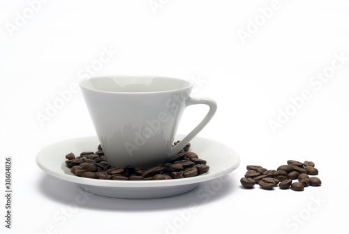 Café en grano y taza