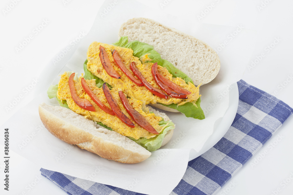 Baguette mit Rührei, Paprika und Kopfsalat Baguette mit Rührei, Paprika und Kopfsalat