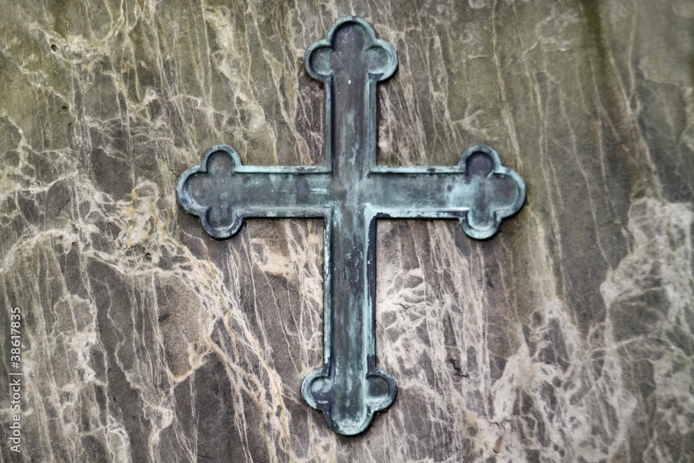 Christliches Kreuzsymbol auf einem Grabstein