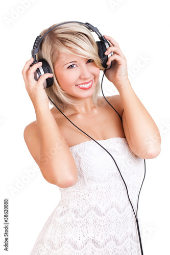 junge blonde Frau beim Musik hören photo