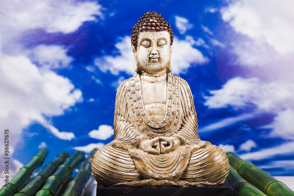 Obraz premium Buddha and blue sky background