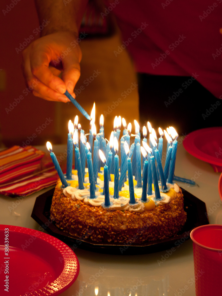 torta con candeline accese Stock Photo