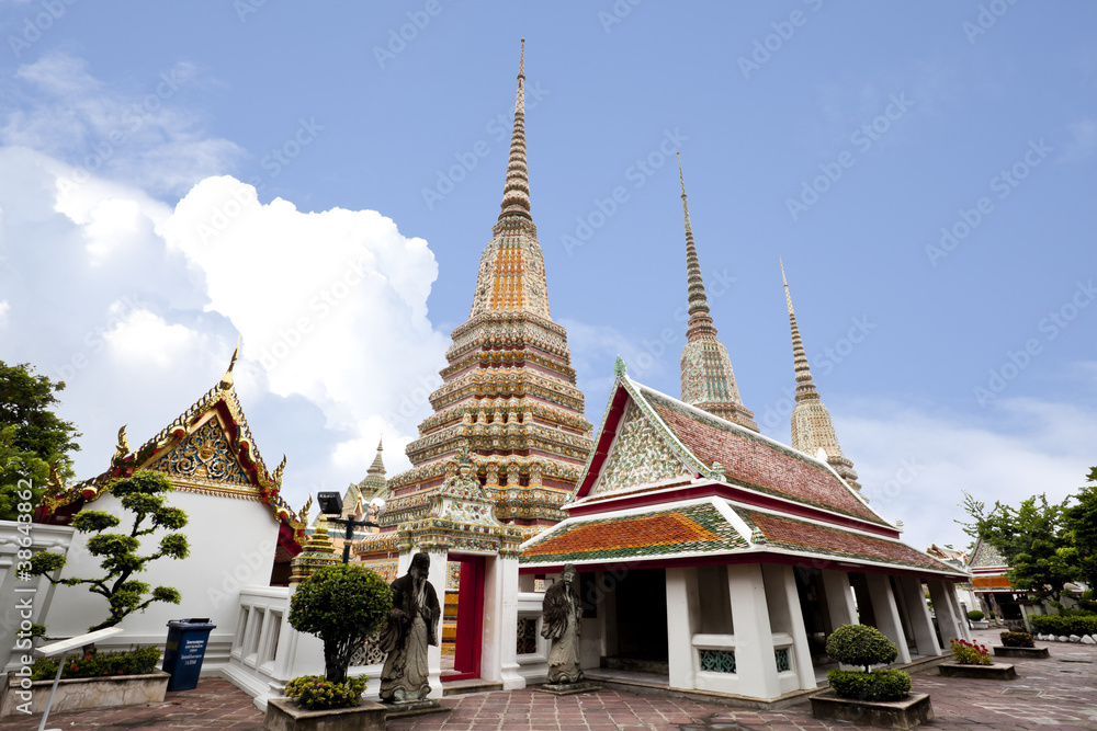 Fototapeta premium wat pho, the temple of reclining buddha in bangkok, thailand