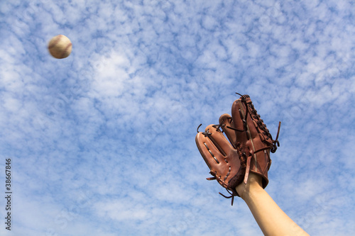 Fotografie hand in baseball glove and ready to  catching the ball