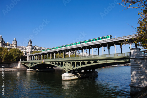 pont Bir Hakeim à Paris © Claude Coquilleau