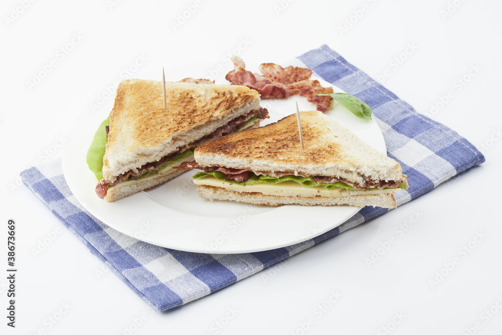 Toast mit Speck, Käse und Salat Toast mit Speck, Käse und Salat