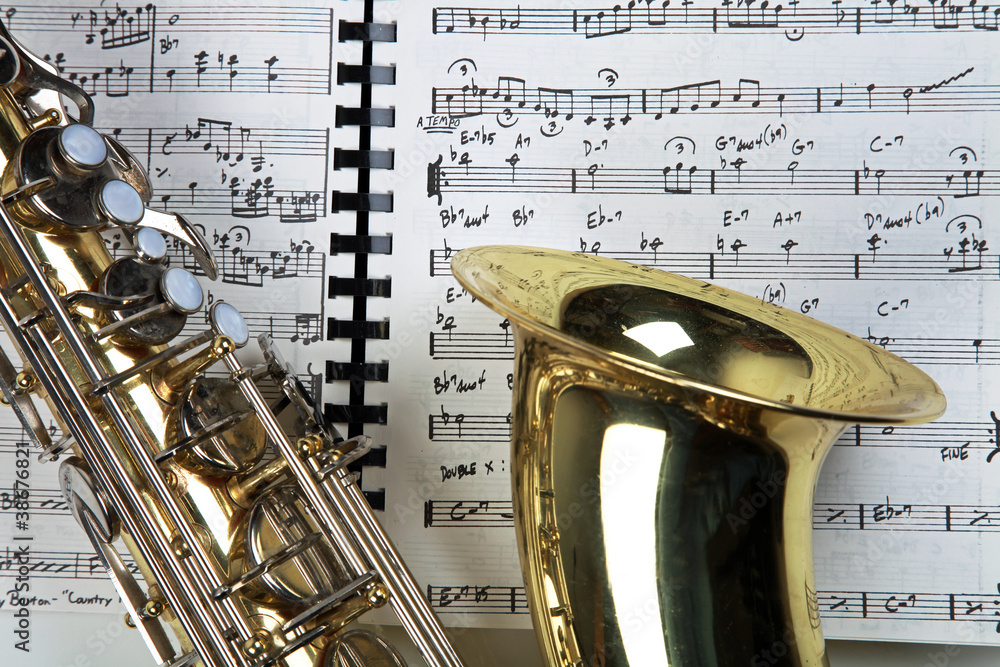 Obraz premium Saxophon mit Noten
