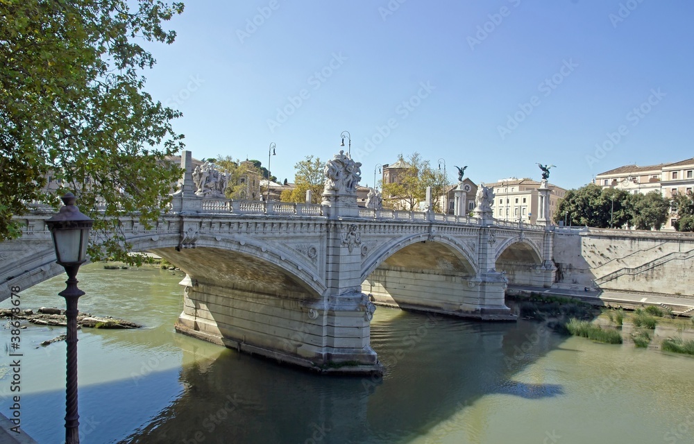 vue sur le pont victor Emmanuel II  (Rome Italie)