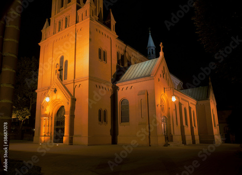Gotycki kościół nocą w Poznaniu