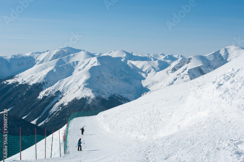 Panorama Tatr w zimie i narciarze wchodzący na Kasprowy Wierch © Faferek