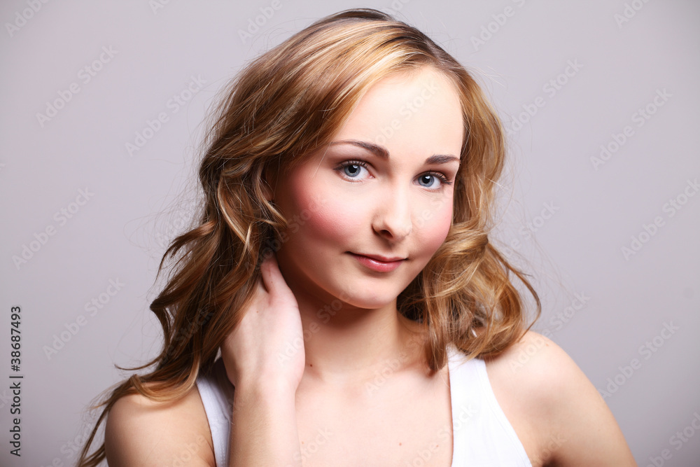 jugendliche schönheit mit vollem blonden haare jugendliche schönheit mit vollem blonden haare