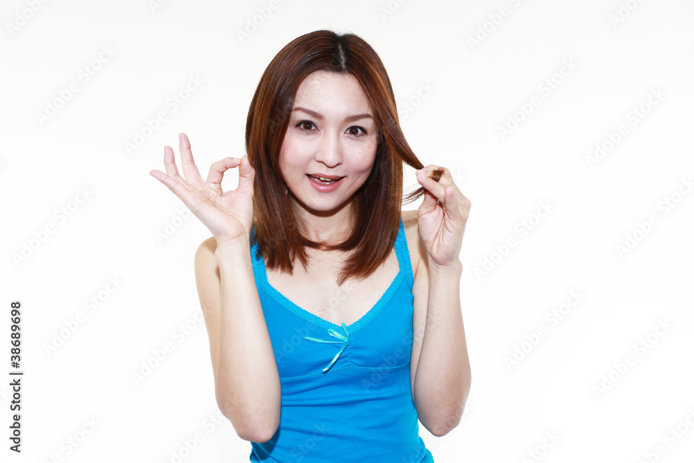 OKを出す笑顔の女性 OKを出す笑顔の女性