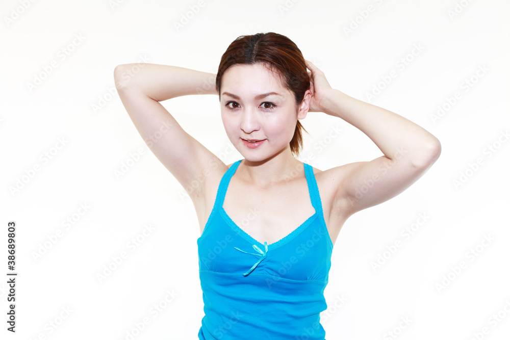 髪の毛を束ねる女性 髪の毛を束ねる女性