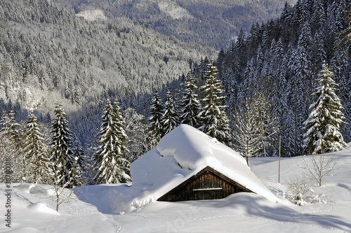 Berghütte im Schnee © Marcel Wenk