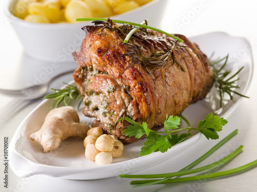 Fotografia rolled veal stuffed with nuts, ginger and parsley
