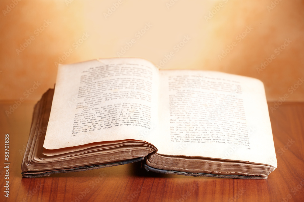 Obraz premium Open old book