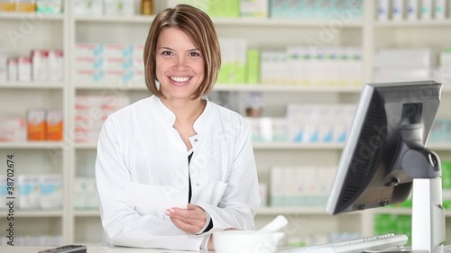 junge lächelnde frau in der apotheke photo