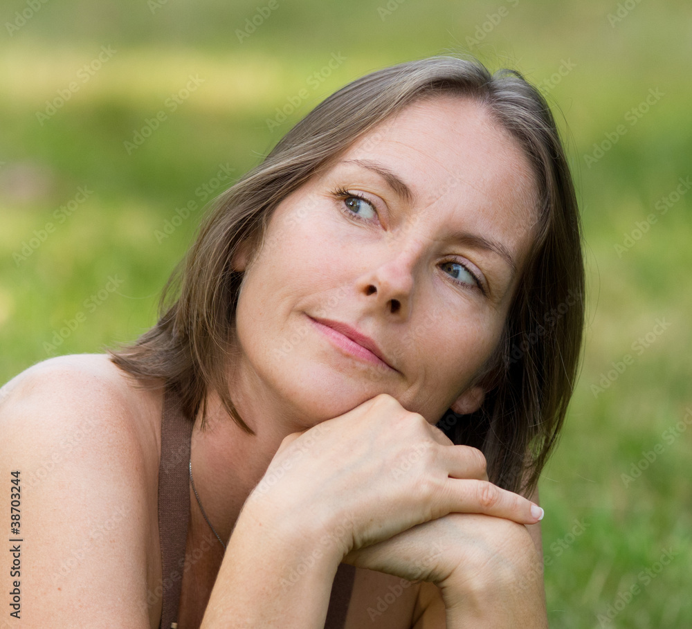 femme dans l'herbe femme dans l'herbe