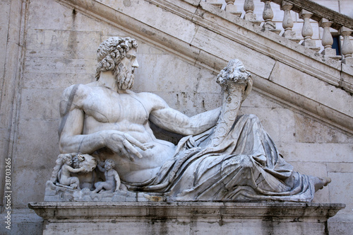 Statue d'homme venant d'une fontaine à Rome
