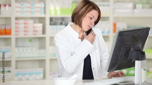 junge apothekerin berät am Telefon